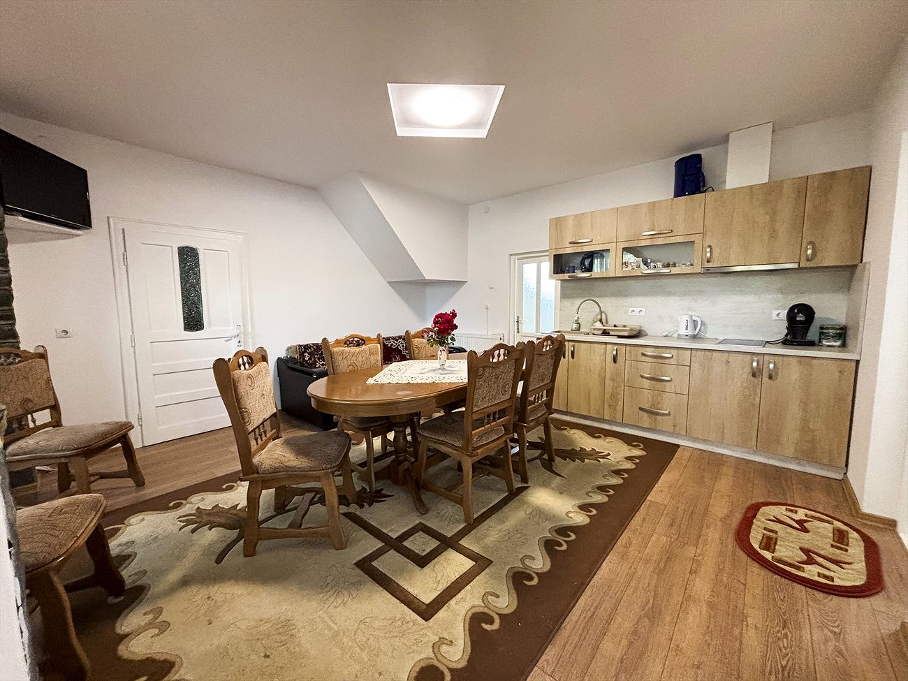 Az ebédlő nagy asztallal — Vakaria Apartman, Gyergyószárhegy