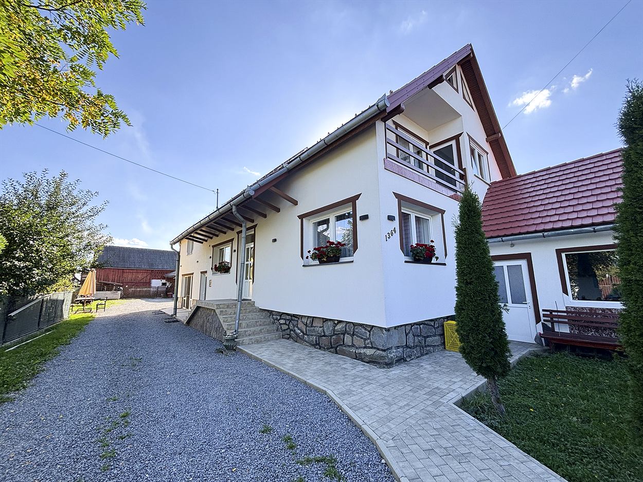 A Vakaria Apartman bejárata és udvara Gyergyószárhegyen